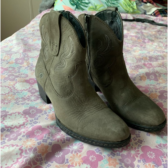 BORN riven western embroidered grey booties size 8.5 (40) - Picture 7 of 12